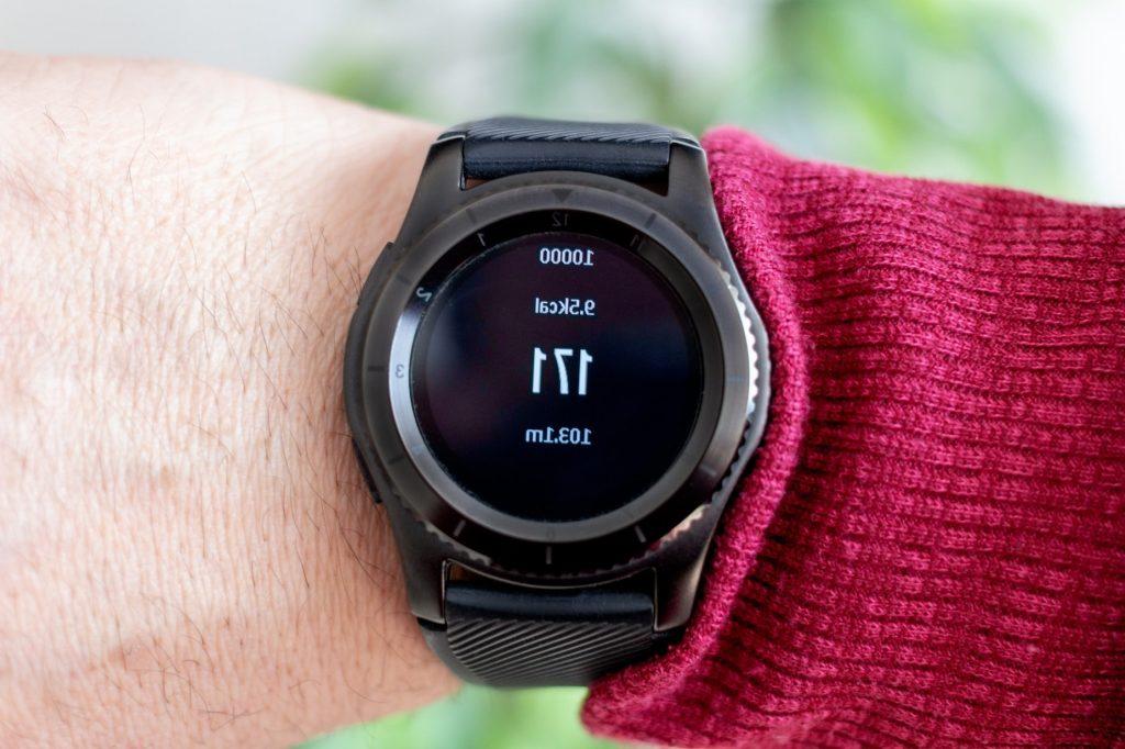 Set the Time on a Smartwatch